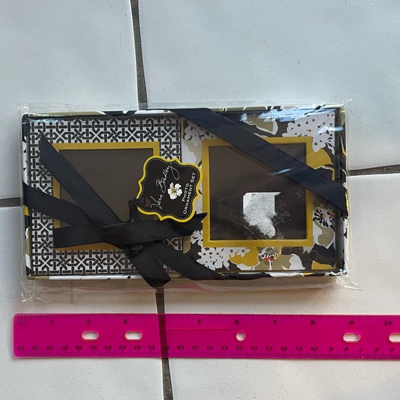 NWT NIB Vera Bradley Dogwood Photo Ornament Set includes 2 Coordinating Frames - Picture 4 of 7